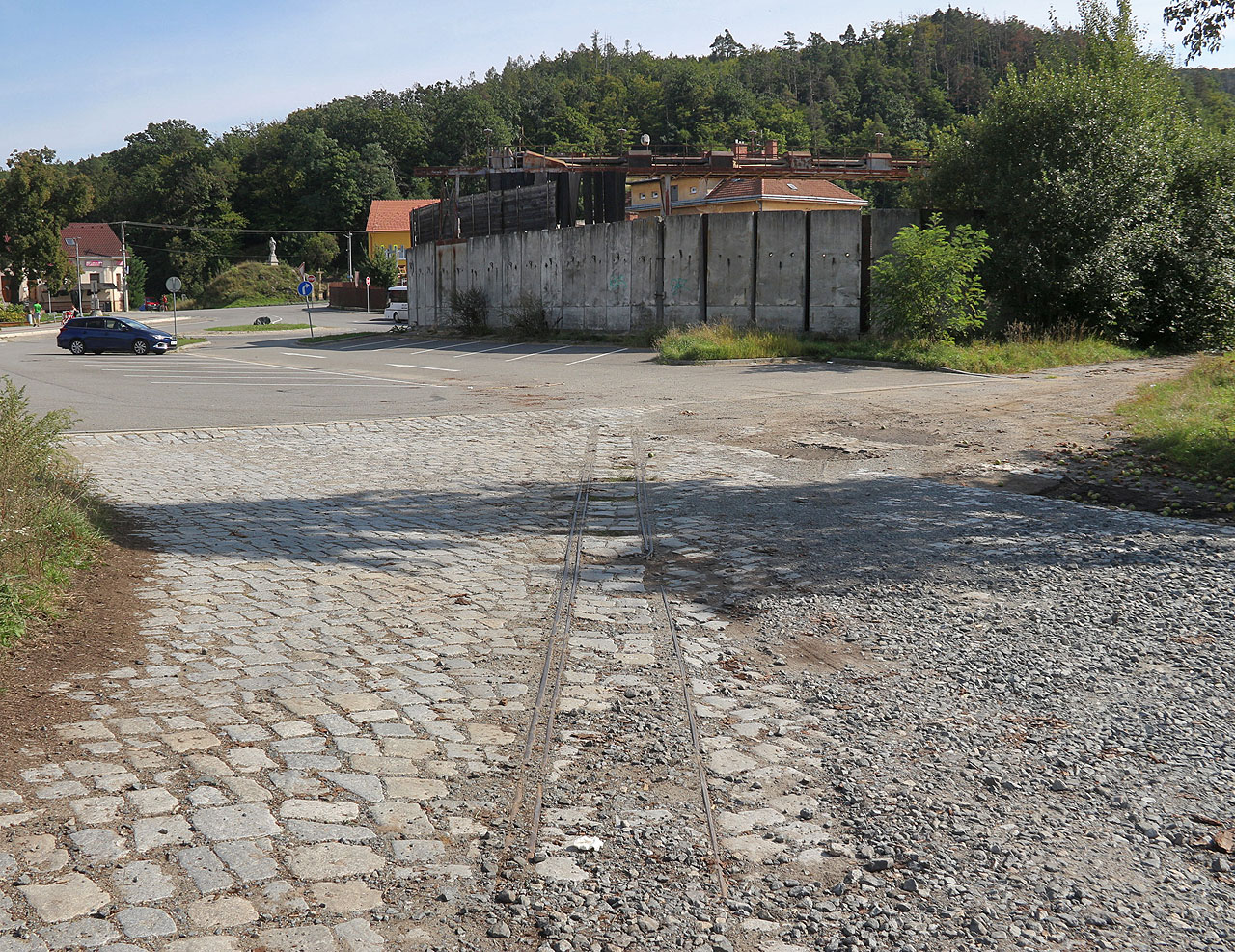 Překvaením pro nás byla zachovalost úzkokolejné drážky na <a href="/Tema/Tetčice (žst)">nádraží v Tetčicích</a>.