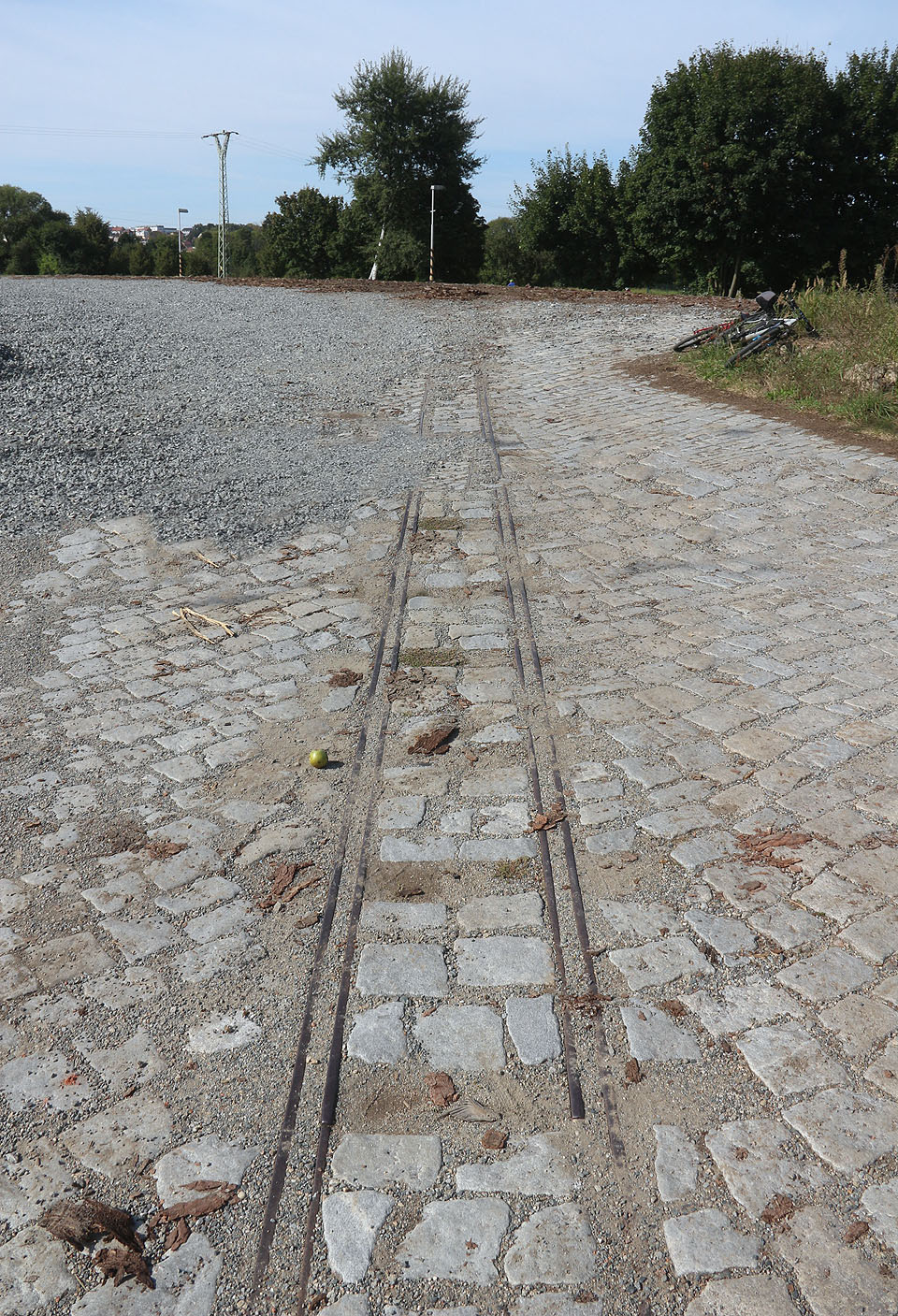 Úzkokolejka vedla z tetčické pily na nákladovou rampu u koleje č. 5.