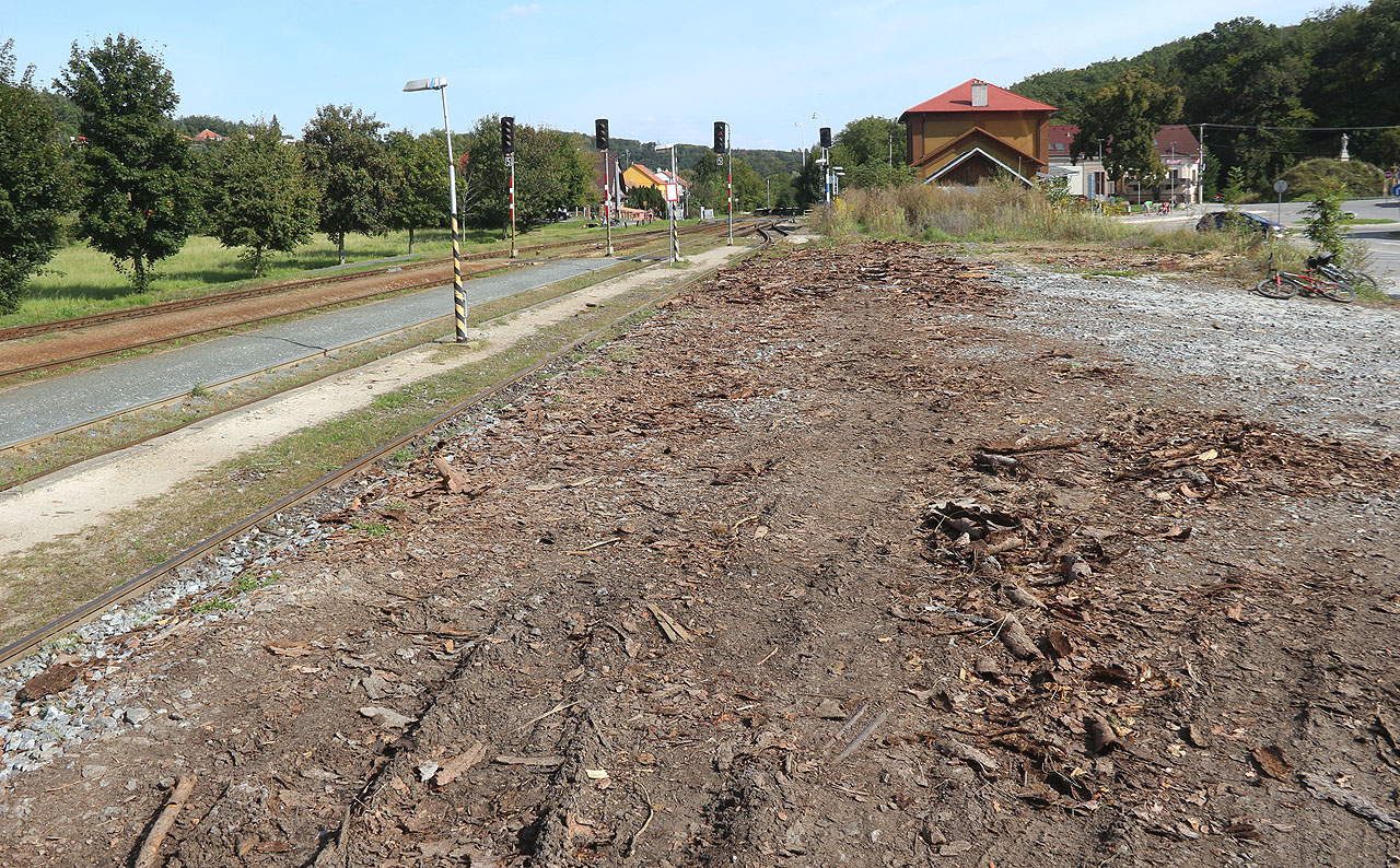 Dřevo se tu nakládá stále, oivšem koleje drážky zmizely pod sutí z pneumatik gumokolních nakládačů.