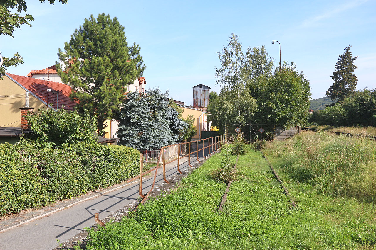 Ve vrcholícím odpoledni jsme přijeli do <a href="/Tema/Rosice u Brna (žzast)">Rosic</a>, abychom ještě zachytili rychle schátrající vlečku do skláren, která jednoho dne taky zmizí.