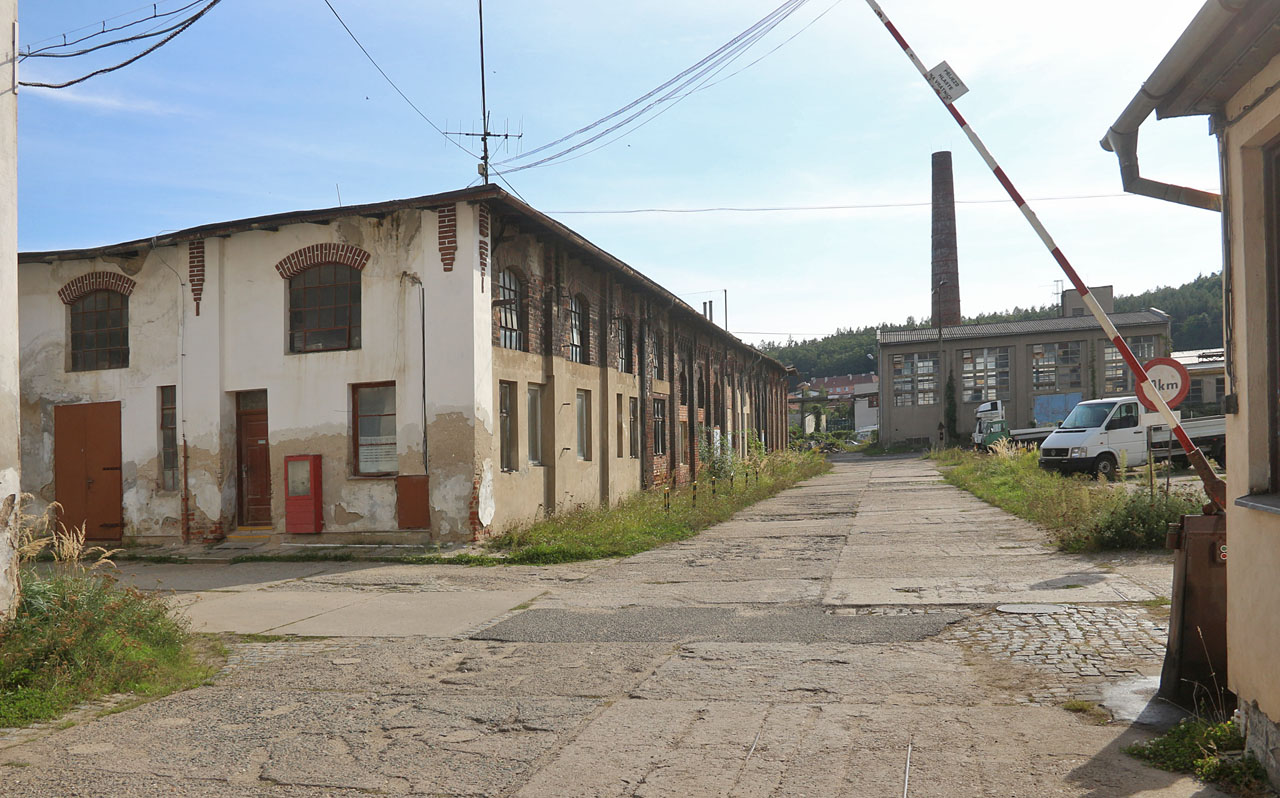 Ohromně zajímavou kapitolou zdejších důlně-průmyslových dějin je vznik železáren v Zastávce a jejich postupný zánik v souvislosti se zhrošováním kvality místního uhlí (a vytěžením ložiska). Výroba železa se zde zastavila již před 2. světovou válkou, průmysl ovšem v části původních budov nachází své místo dodnes. Jen vysoké pece už tu nalézt nelze.