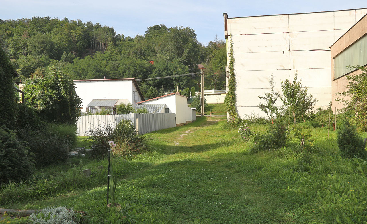Zastávka byla také v historii protkaná železničními vlečkami. Některé na mě zapůsobily už v ranném dětství. Na tomto místě šlo o vlečku k dolu Herring, zrušenou v roce 2003.