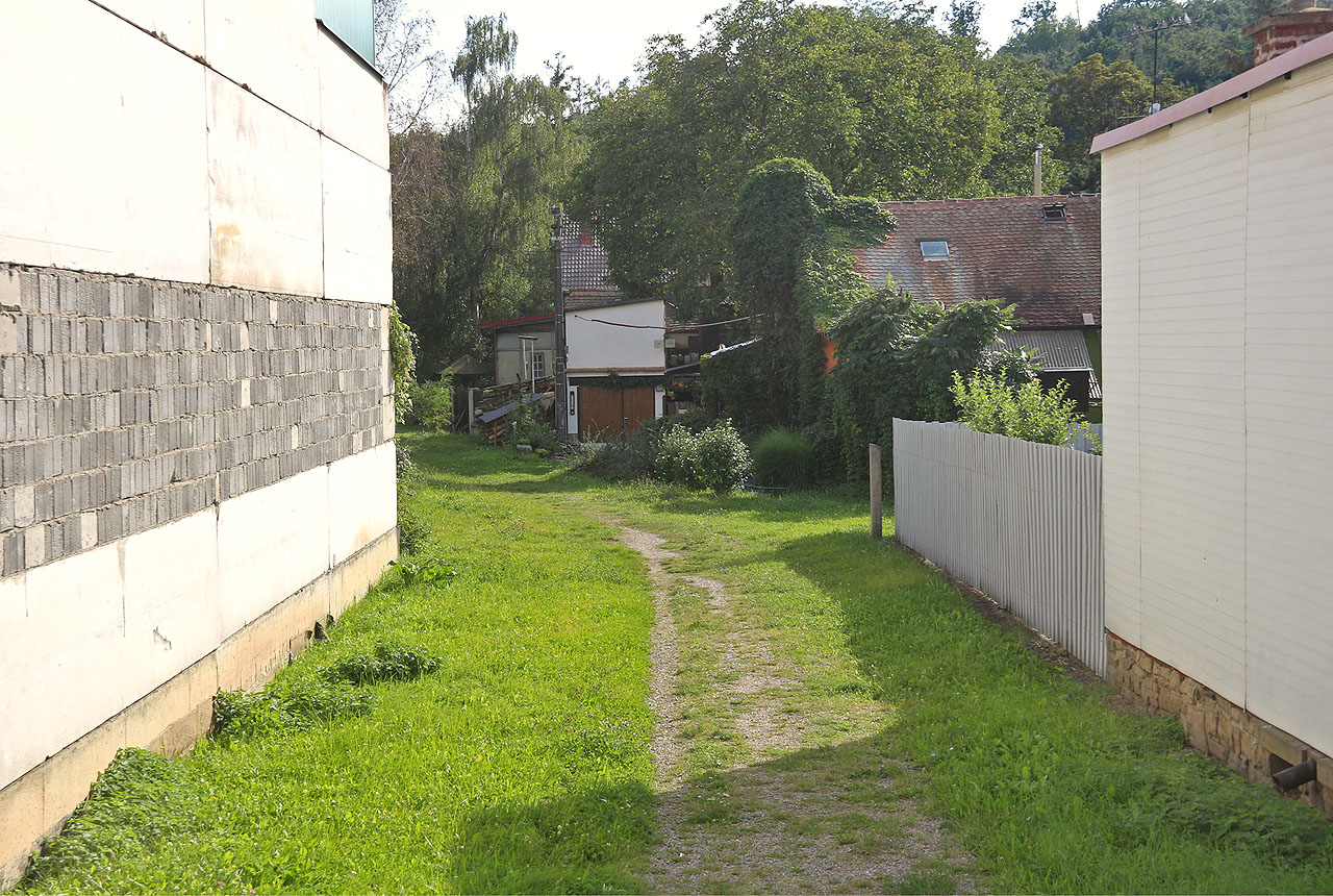 Koleje tu vedly od roku 1856, já jsem je tu ještě zažil leč neměl vhodný přístroj na jejich vyfocení. Dnes nezbývá než toho litovat.