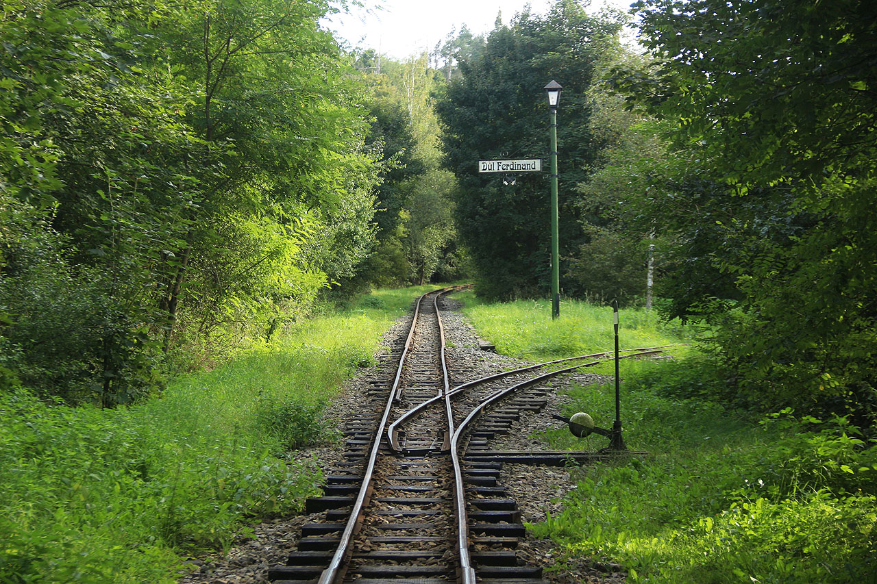 Nejslavnější vlečku vedoucí z nádraží v Zastávce až do Zbýšova nyní přestavují dobrovolníci z Muzea průmyslových železnic na úzkokolejku o rozchodu 600 mm. Ne, že by tu v okolí takových drážek nebylo dost, ale podobnou trasu kdysi spojovaly pod zemí…