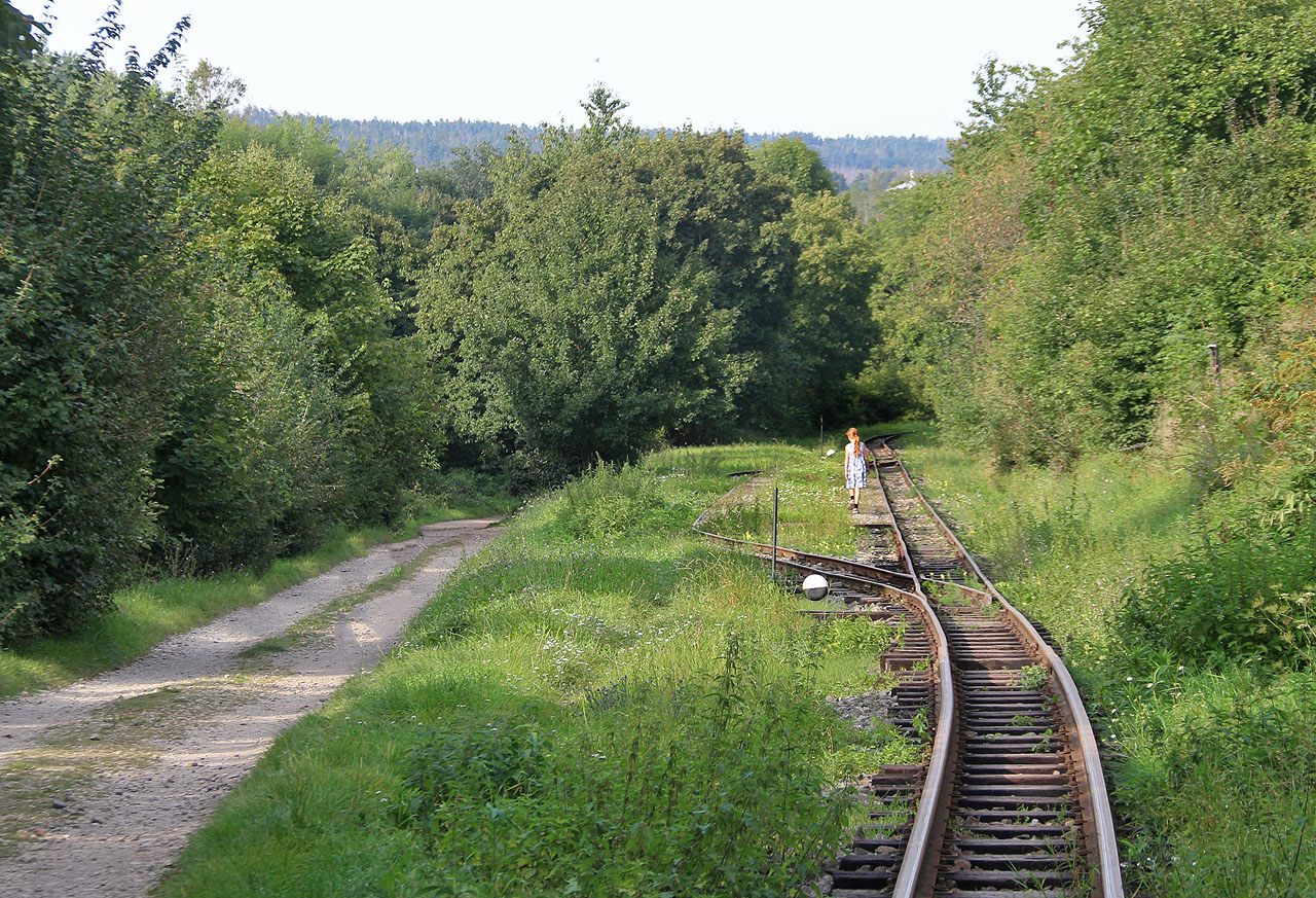Zasněná dívka na nádraží v Babicích.