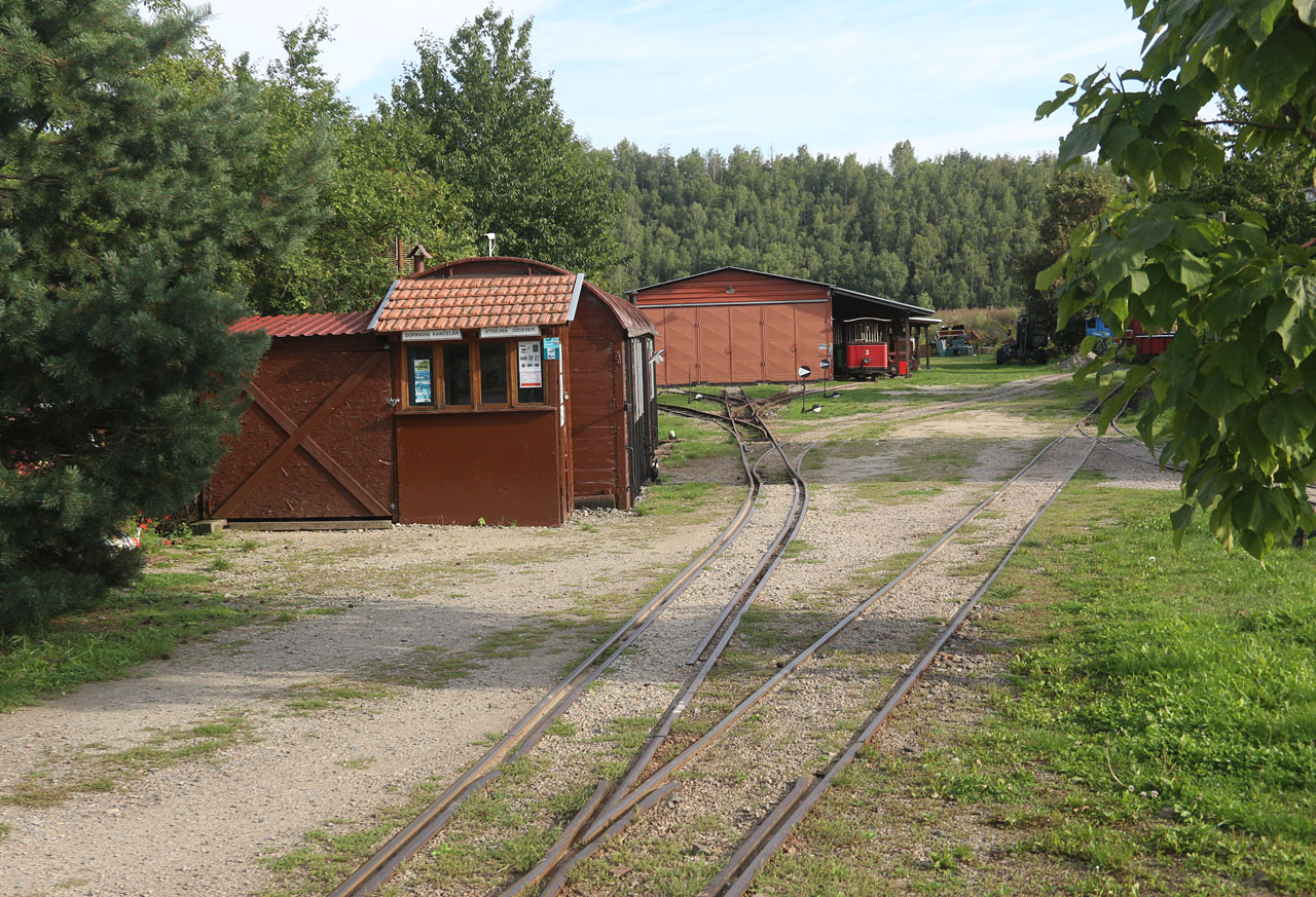 Pohled přes uzavřenou bránu do Muzea průmyslových železnic.