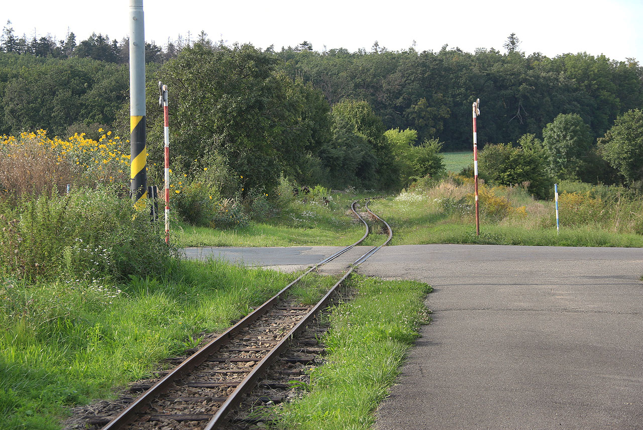 A na druhou stranu na přejezd přes Sportovní ulici. Tady se kdysi šněčím tempem sunuly mezi staženými závorami těžce naložené vlaky s uhlím, pokryté černým prachem a sunuté dýchavičnou lokomotivou.