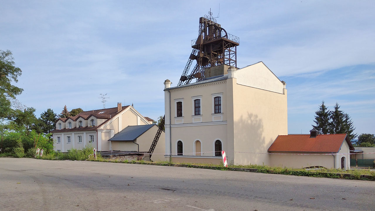 K dolu Simson zatím obnovené koleje nevedou. Akce by to byla dost složitá, ale někde v koutku duše doufáme, že se třeba jednou podaří ji zrealizovat. Kovová těžní vež zvaná Tomsonův kozlík trčí z ubourané jámové budovy od roku 1902.