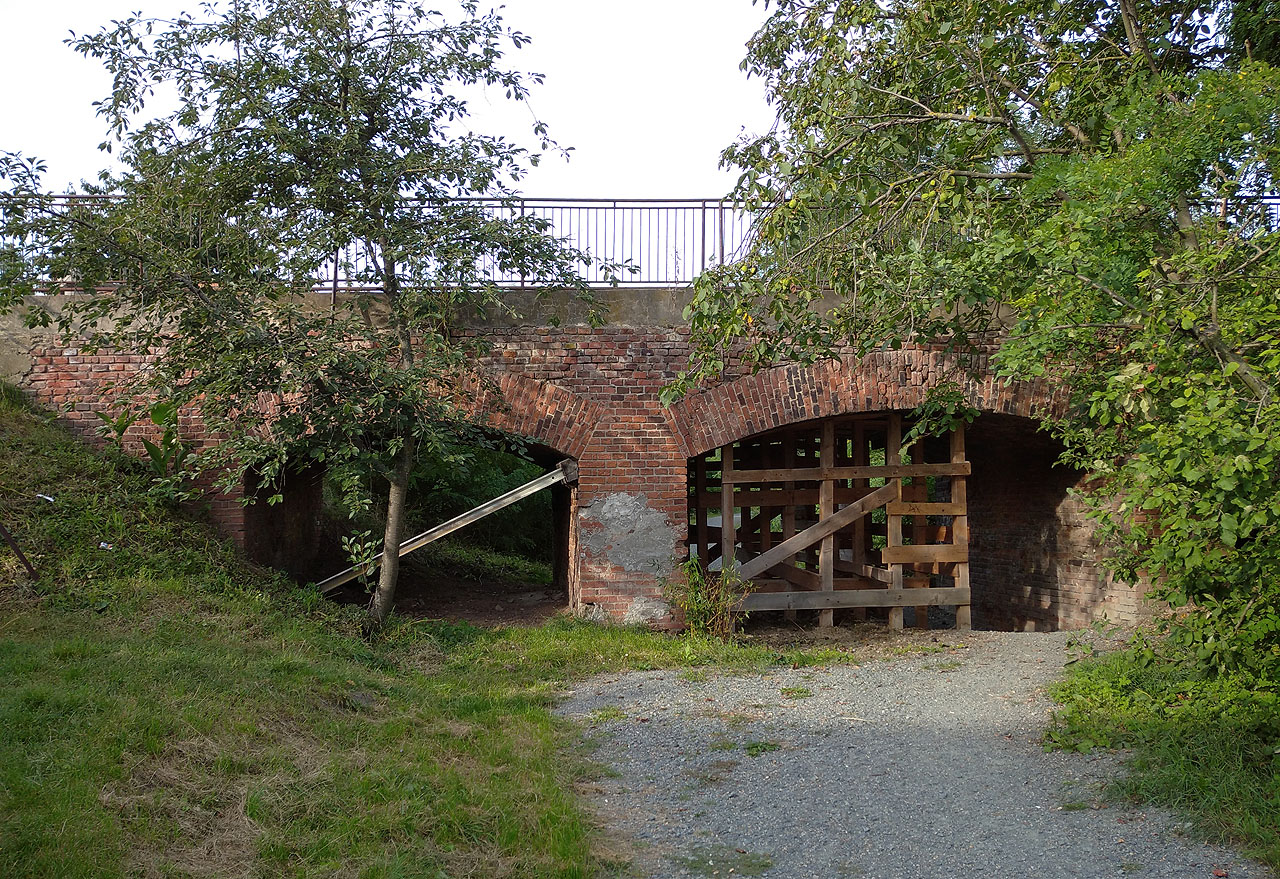 Tady vlečka podcházela pod nadjezdem ulici Boženy Němcové. Nadjezd je, stejně jako většina staveb na Brněnsko-Rosické dráze i dráze Akátové do Lávy z typických červených cihel.