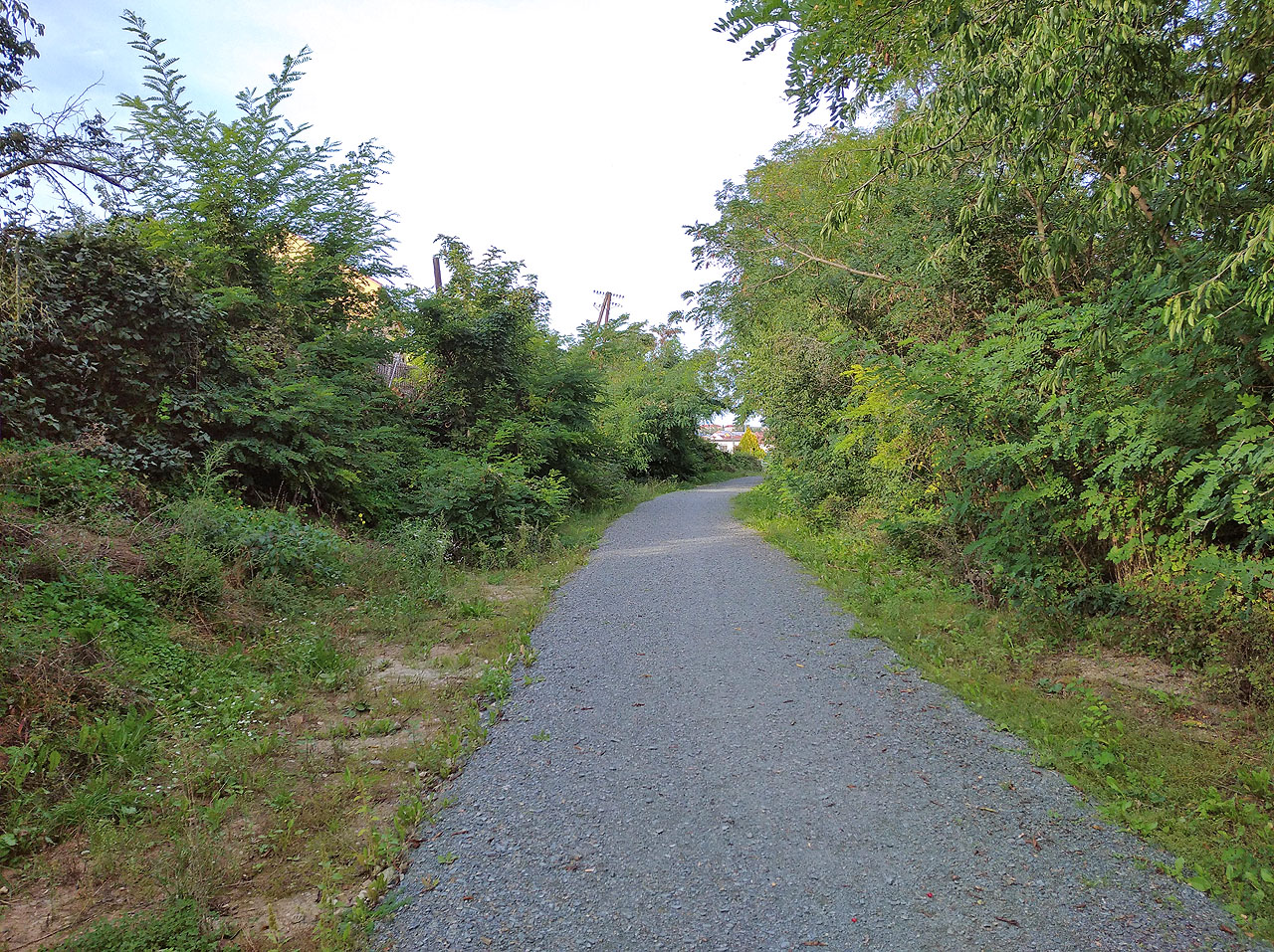 Jako by povrch nové cyklostezky mezi Majrovem a ulicí Na Láně ve Zbýšově naznačoval, že tento stav ještě není závěrečnou kapitolou…