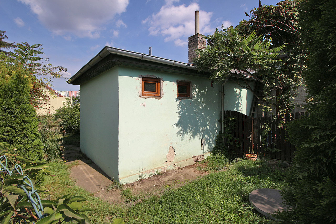 Podezřívám tenhle přístavek z toho, že snad kdysi šlo o záchody pro cestující na <a href="/Tema/Brno-Lískovec (žzast)">lískovecké zastávce</a>.