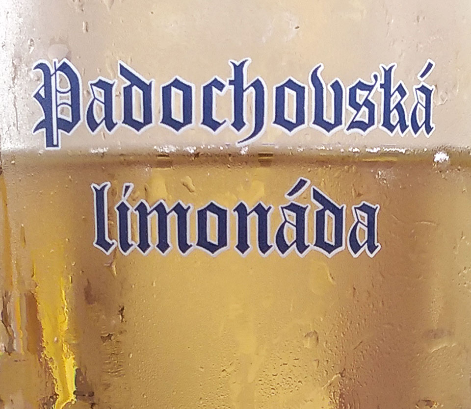 O pár set metrů dál nicméně ani tak neodmítneme orosené pozvání na místní Padochovskou limonádu.