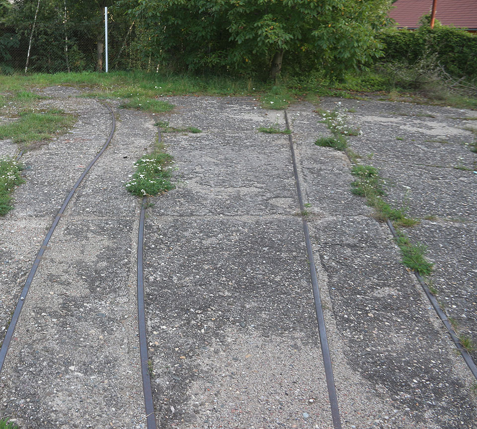 Ke svému pořekvapení tu nacházíme dochovalé 600 mm koleje úzkokolejky. Velká železnice sem nikdy kvůli strmým svahům dovedena nebyla, důl byla ale propojen s okolními provozy lanovkami a pod zemí úzkokolejkou.