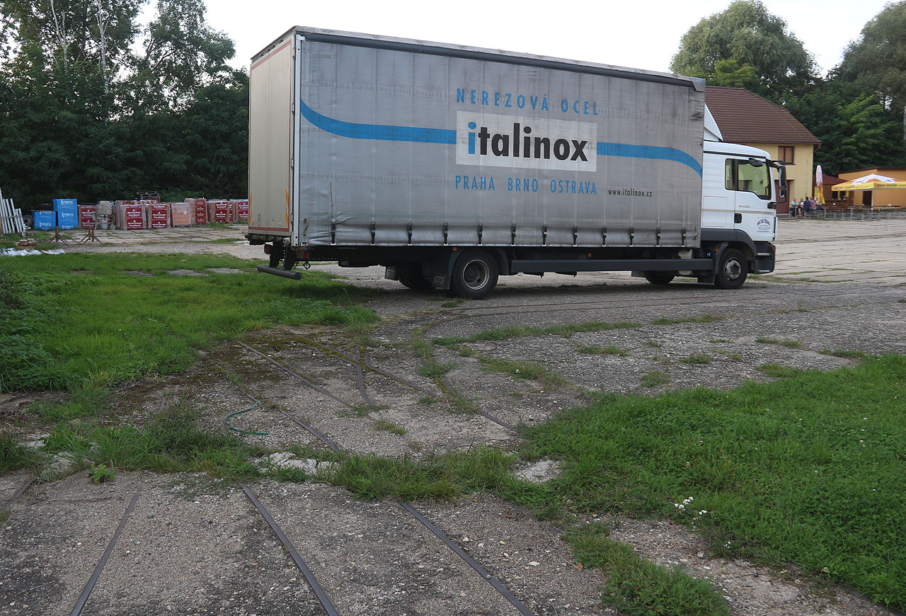 Kolejí je tu hodně a hledat další a další by mě bavilo. Jenže čas pokročil a nás ještě čeká daleká cesta…