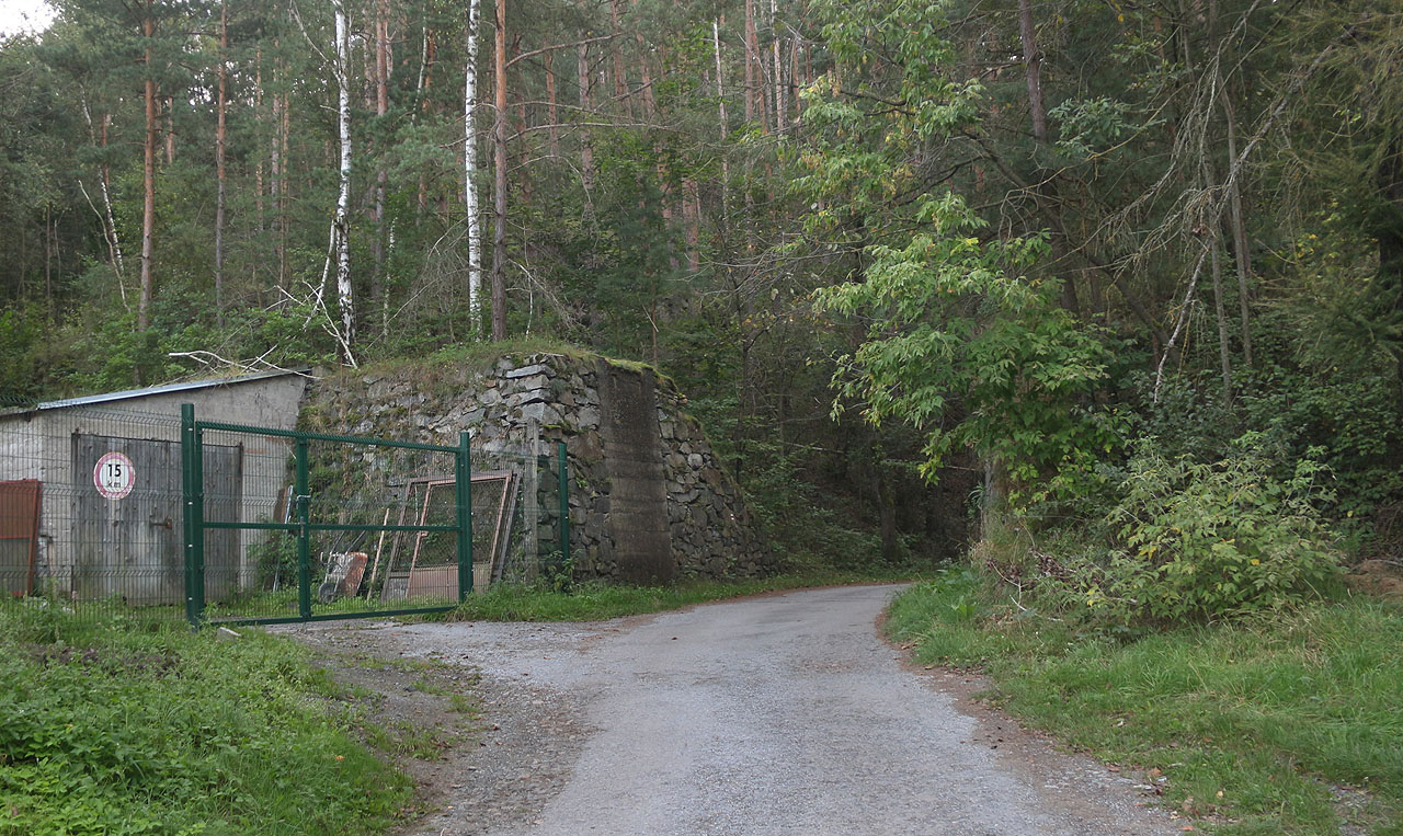 Až po devatenácté hodině dorážíme k místu dnešní poslední úzkokolejky. Ale to už jsme na jiné řece - u starého lomu pod Biskoupkami v údolí Jihlav(k)y.