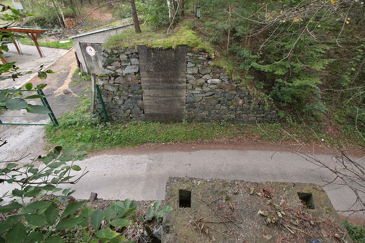 Úzkokolejka tu po mostě překračovala vozovou cestu vedoucí podél řeky. Snad se po ní vozil kámen z lomu k odvalu přímo nad řekou.