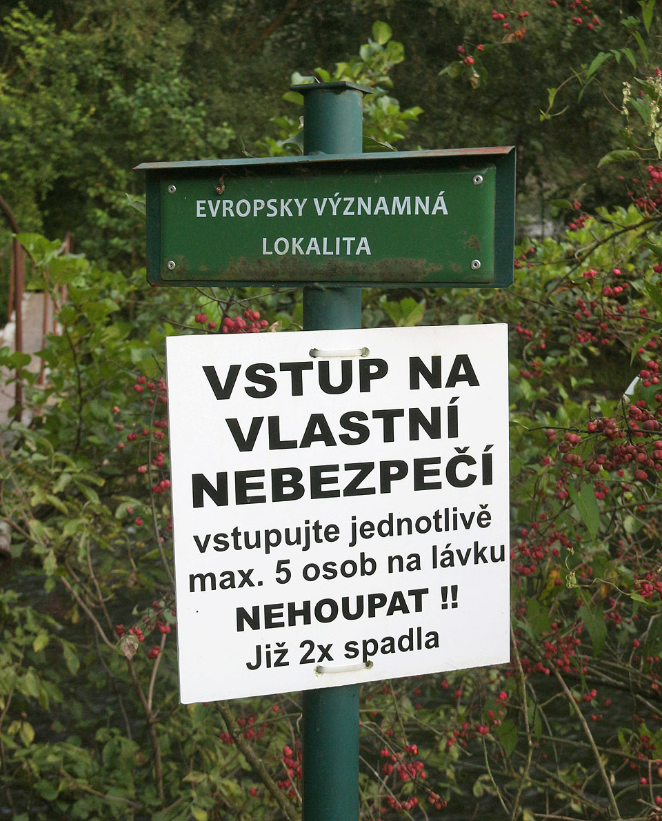Cedule u lávky na cestě vedoucí přes řeku k Biskoupkám. Nápis by snad mohl vstoupit i do soutěže o nejlepší cedulky u nás.
