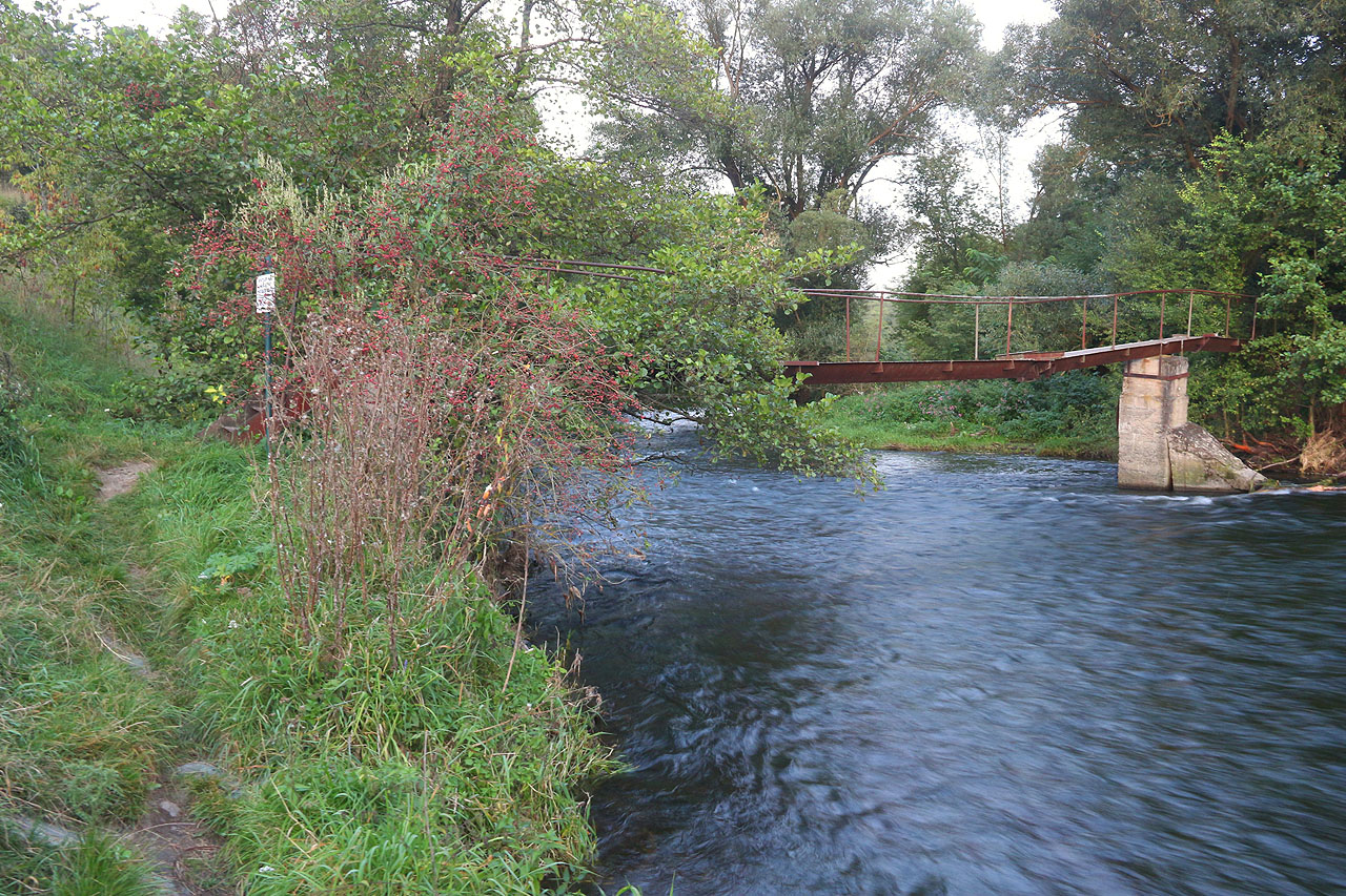 Blíží se půl osmá a voda v řece se barví do temně modra.