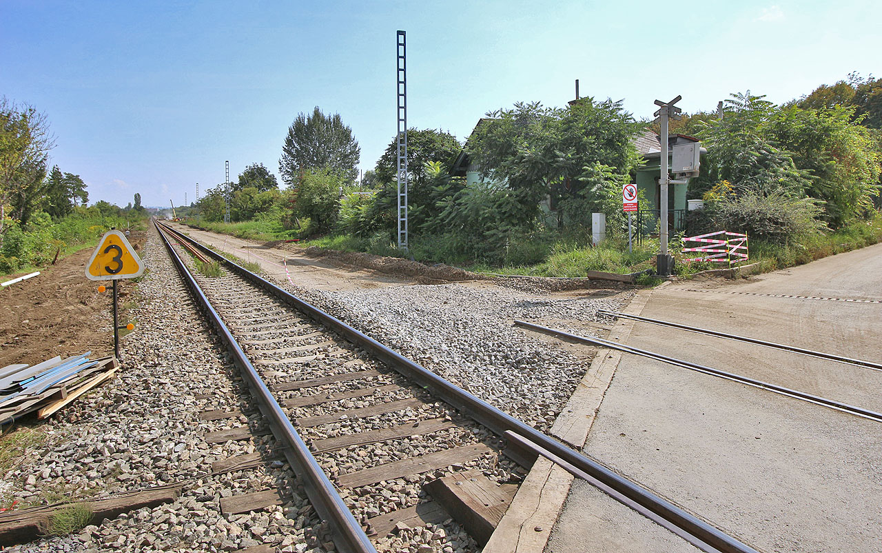 Tady stála do roku 1970 <a href="/Tema/Brno-Lískovec (žzast)">původní zastávka Brno-Lískovec</a>. Poté byla v souvislosti s rozšiřováním MHD na víc než půl století zrušena.