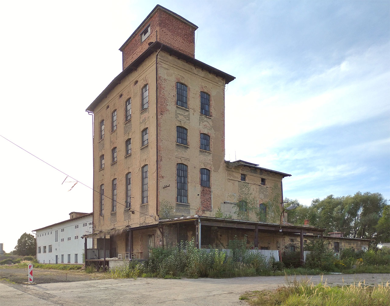 Zajímavá vlečka, která posléze sloužila jako zkušební dráha místní vagónky, vedla původně k lihovaru v Bartošovicích. Z toho zbyla už jen jediná, ale stále pohledná budova.