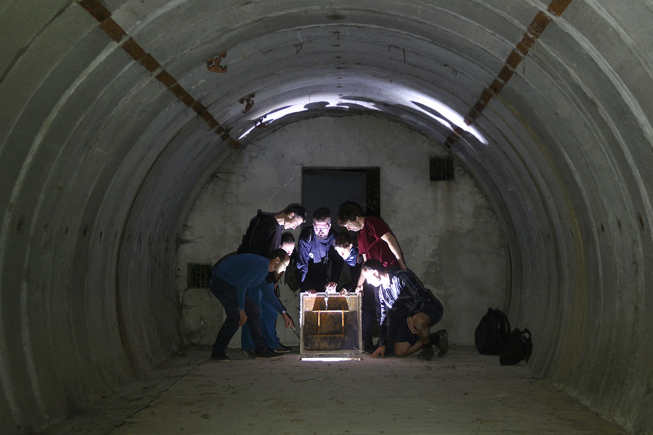 Pohled do šachty při vstupu odhalil něco zářivě úžasného.