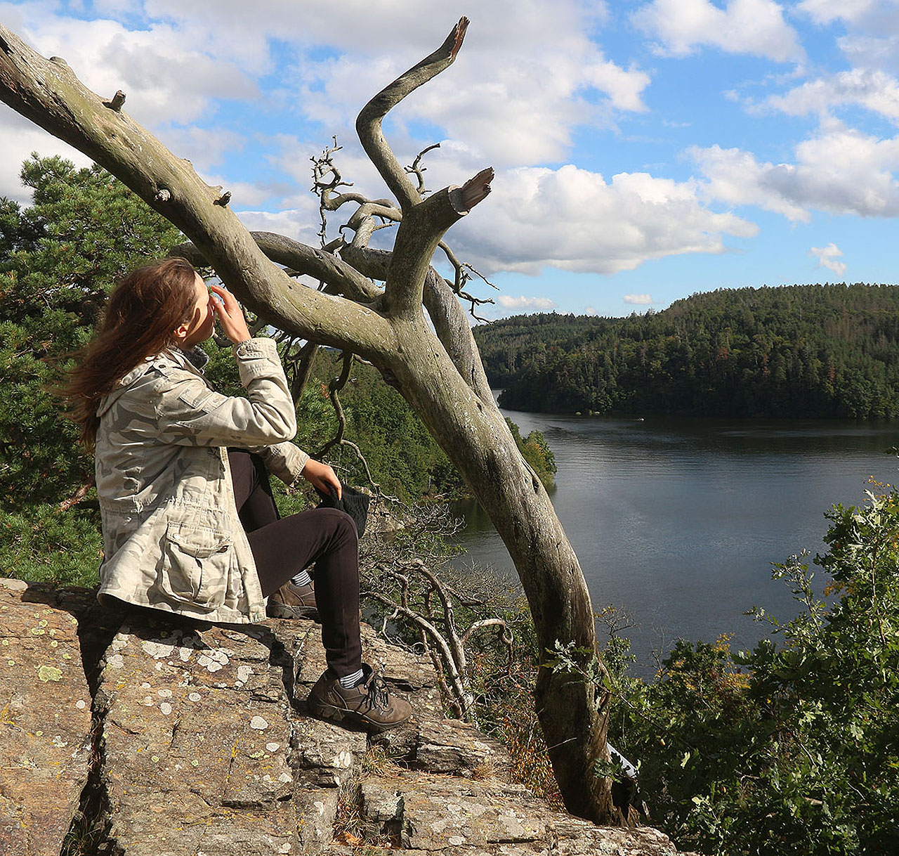Doubí na vyhlídce čeká, až projede parník a zatroubí lodní sirénou.