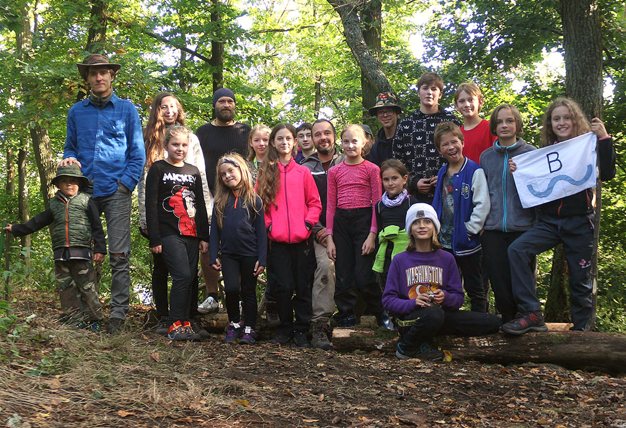 Společná fotka. Celkem se nás sešlo 27: Tonda a Hyňas, Doubravka, Jetel, Soki, Rychlonožka, Bedýnka, Hanka, Pavel, Čáp, Míša, Bára, Bukač, Vodník, Sofča, Ota, Nic, Opice, Kruton, Bořis a Veverka. Ježek, Jitka, Romain, Danča, Aleš a Tamara na společné fotce chybí.