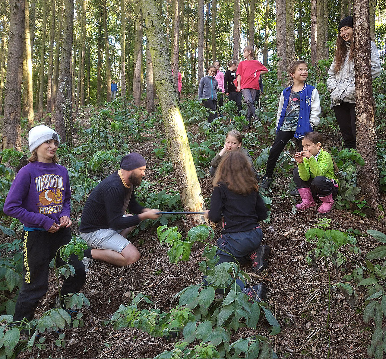 Sucho a kůrovec dosti poničily smrkové lesy na ostrově, ale aspoň máme díky tomu dost suchého dřeva na stavbu ohně. Na pomoc nám po souši přijel Soki s dřevorubeckým vousem, Rychlonožkou a Jetelem, dále Hanka s Veverkou, Míša se Sofčou a nakonec i Hynek s Tondou.