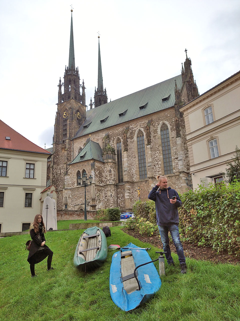 Snad za to mohla špatná logistika, že jsme čekáním na akci strávili přes dvě hodiny. Aspoň jsme měli dost času na nfouknutí lodí. Kolemjdoucí si o nás, nafukujících lodě na nejvyšším kopci v okolí, museli myslet, že jsme se pomátli.