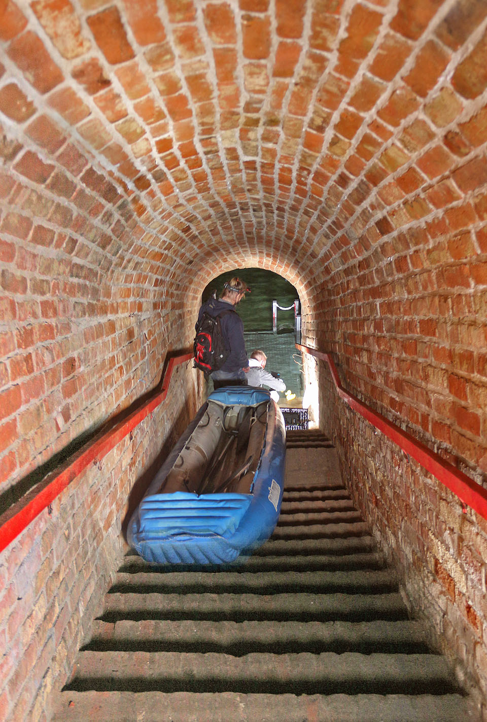 Inu, nepomátli. Po vlhkých a dlouhých schodech jsme lodě spustili až ke hladině jezera pod Petrovem. Dostat se na vodu nebylo díky překážejícím sloupkům zatopeného moal vůbec snadné.