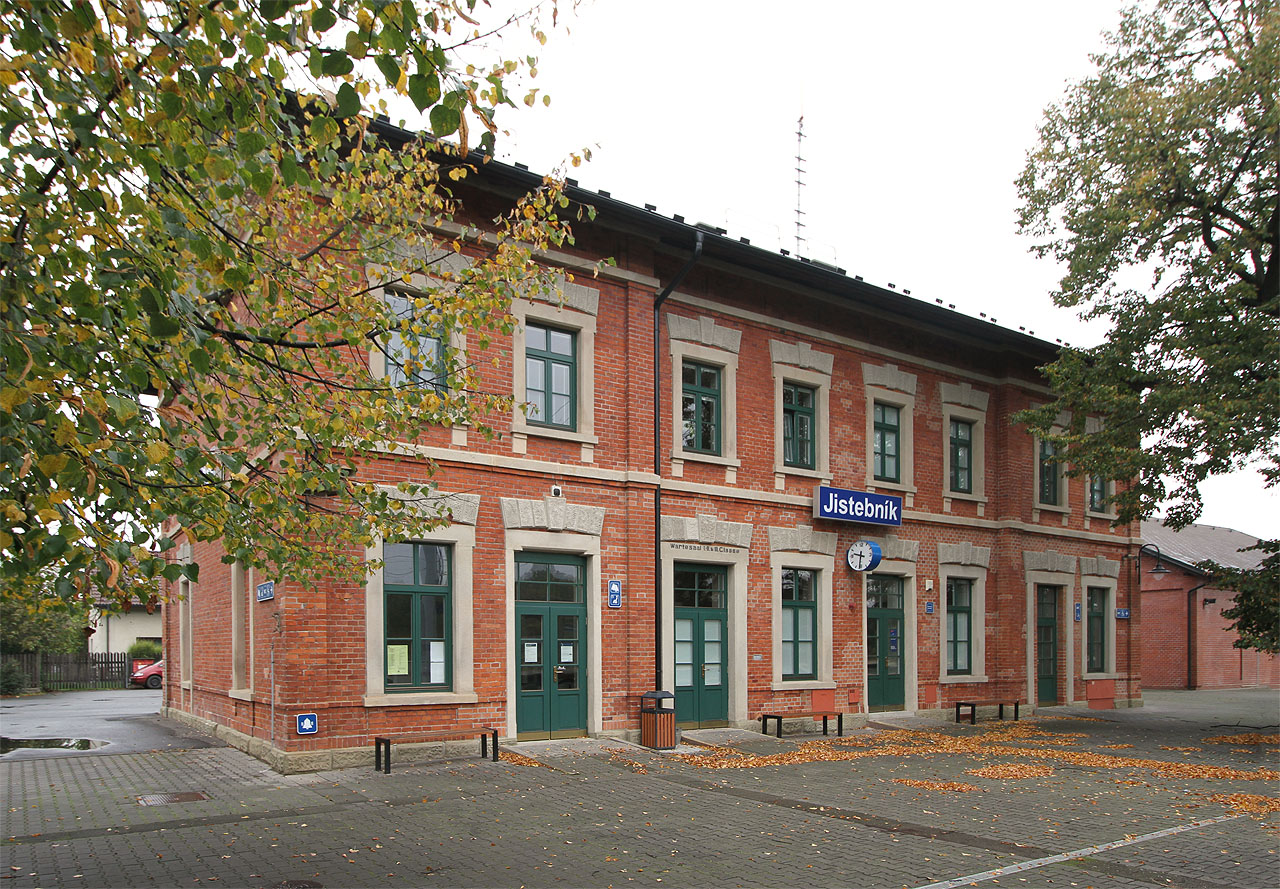 Železniční stanice Jistebník je vyvedena ve stylu Severní dráhy císaře Ferdinanda z režného zdiva - tento druh staveb (u nás na jižní Moravě nevídaný) zavedl u KFNB architekt Anton Dachler.