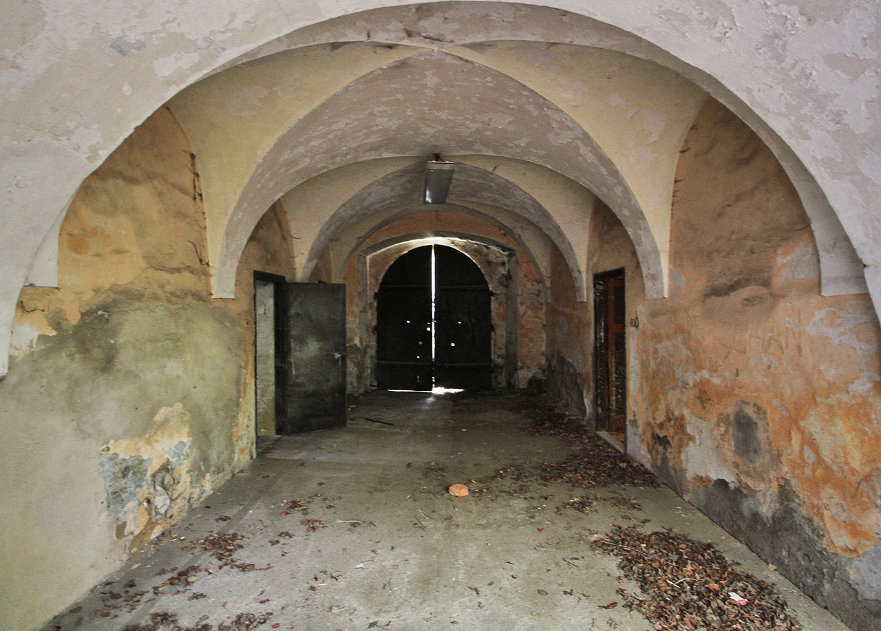 Brána je zavřená a díky tomu se oba zámky i ve stavu opuštěném dožily současnosti bez vážnějšího poškození.