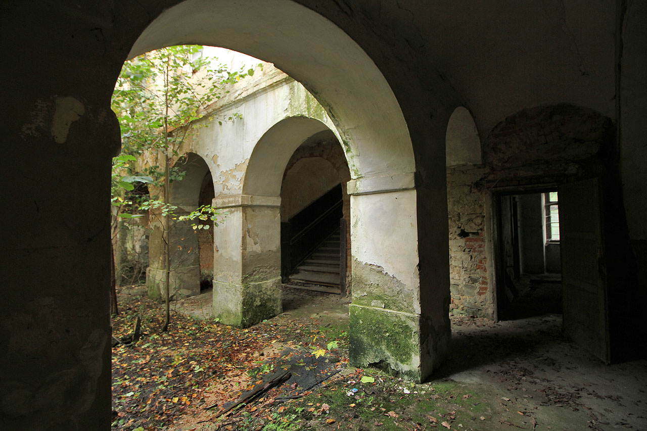 Pravidlený obdélníkový půdorys a půkruhově klenuté arkády dodávají nádvoří dojmu solidnosti.