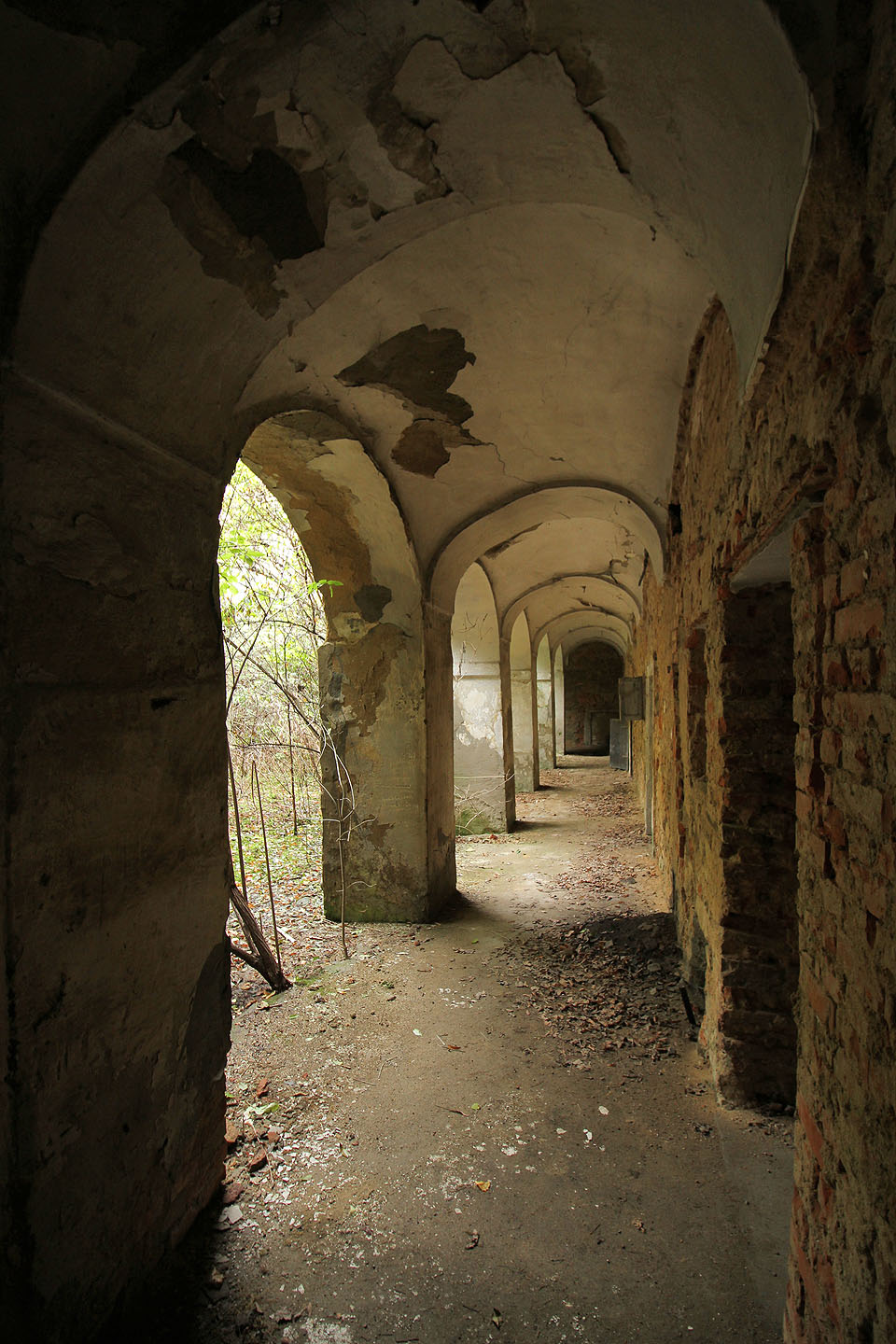 Naprosté ticho nás vede k úvahám nad tím, jeké to tu muselo být v době, kdy do nádvoří vjížděly koňské povozy a kočáry, všude se hemžili poddaní a služebnictvo a z patra na ně shlížela šlechta.