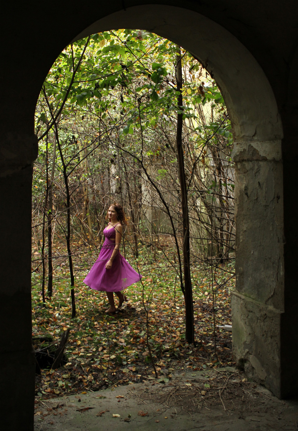 Snad místní hraběnka přes propast času zabloudila zpět na nádvoří, aby se podíávala, jak se daří jejímu zámku v rukách firmy Y.E.T.Y.