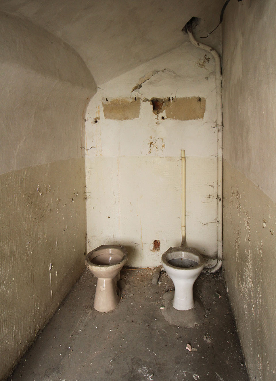 Odsud zřejmě čerpali inspiraci stavitelé záchodů pro novináře v ruském <a href="https://www.lidovky.cz/sport/ostatni-sporty/olympijsky-ulet-rusove-nacpali-dve-toalety-do-jedne-kabinky.A140121_115524_ln-sport-oh2014_makr">Soči</a>.