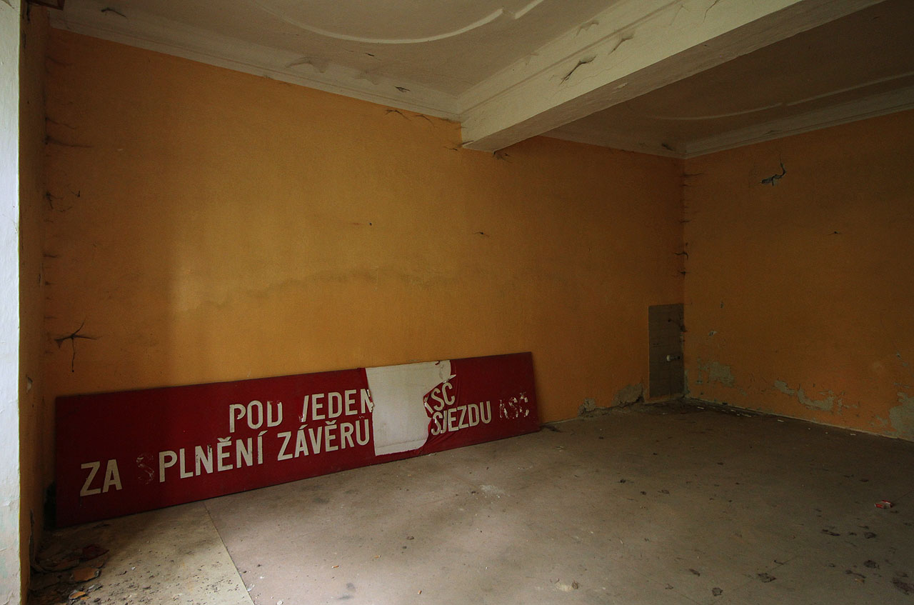 Nepříliš nápadité heslo hlása: „Pod vedením KSČ za splnění závěru n. sjezdu KSČ“ kde n je neznámá.