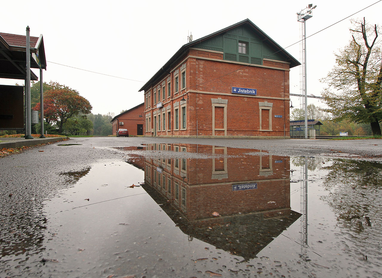 Budova nepochází z první vlny stavby žeezničních budov na Moravě. Zastávka v <a href="/Tema/Jistebník">Jistebníku</a> byla totiž otevřena až v roce 1880 a výpravní budova je ještě o 9 let mladší - z roku 1889, kdy byla zastávka rozšířena na stanici.