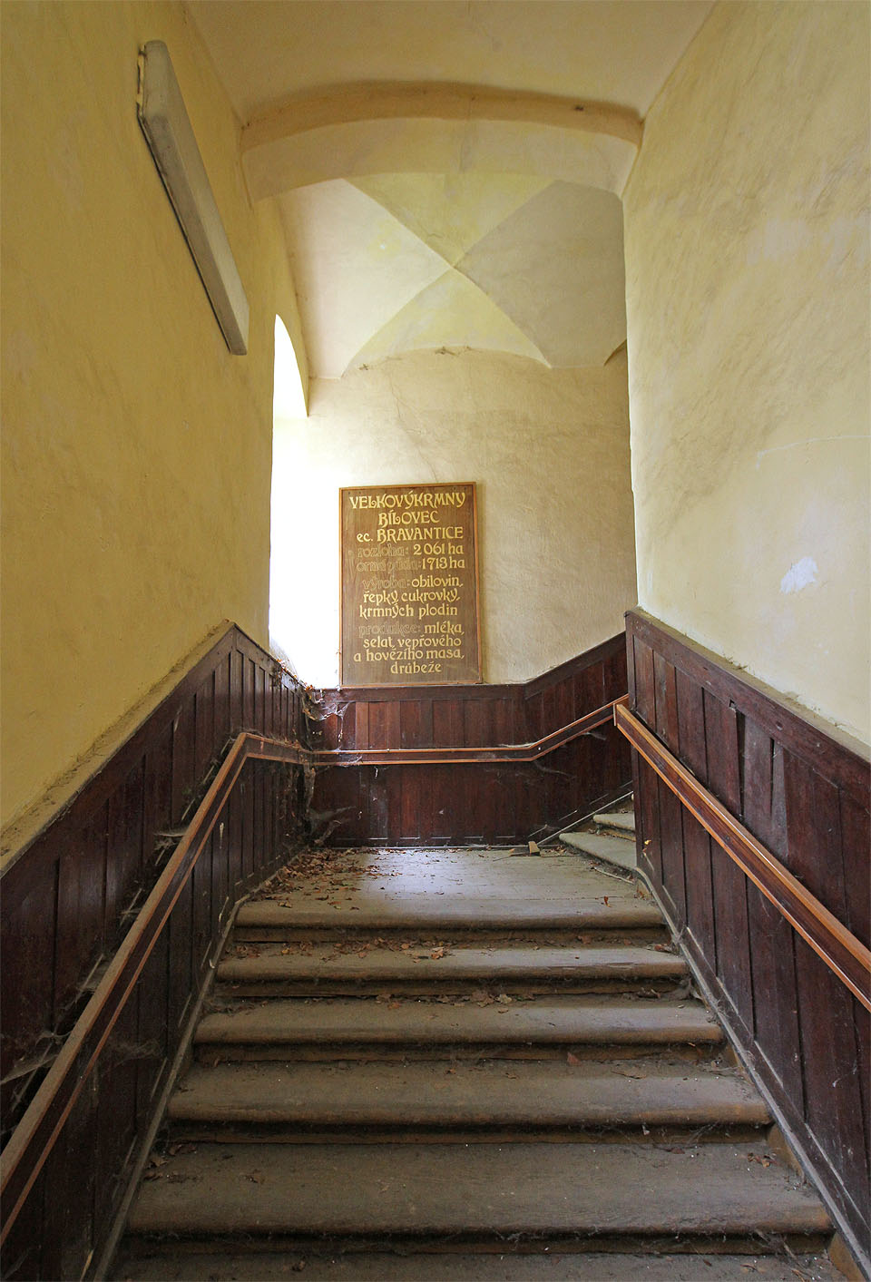 Velkovýkrmny Bílovec, ec. Bravantice.<br>
<b>rozloha:</b> 2061 ha<br>
<b>orná půda:</b> 1713 ha<br>
<b>výroba:</b> obilovin, řepky cukrovky, krmných plodin<br>
<b>produkce:</b> mléka, selat, vepřového a hovězího masa, drůbeže