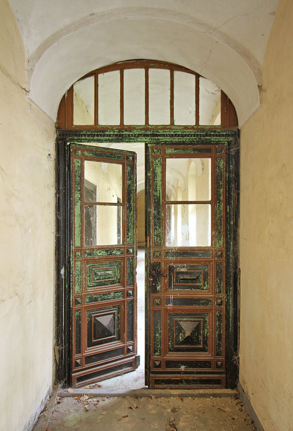 Z vybavení zámku se nedochovalo takřka nic. Můžeme obdivovat aspoň tyhle dveře.