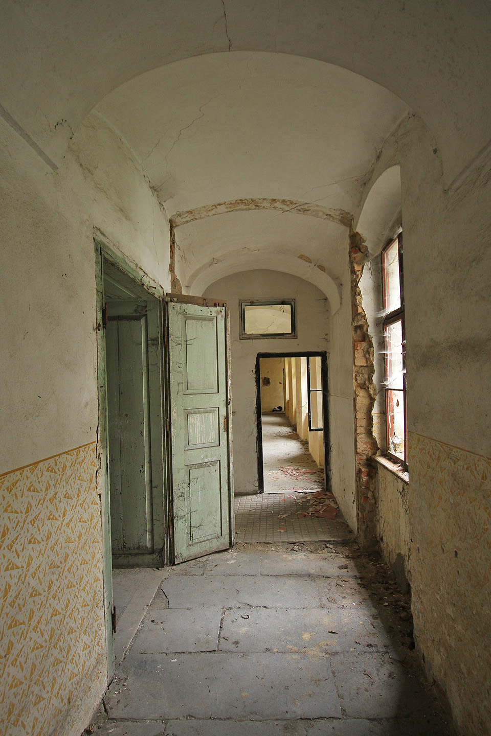 Nádherná robustní kamenná dlažba na chodbách je z doby, kdy ještě nebyly v módě keramické dlaždice.