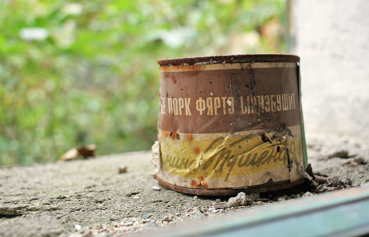 Poněkud záhadný popisek „ПОРК ФЯРТЭ ЫННЭБУШИТ“ pochází zřejmě z kyrgyzštiny. Google překladač ho překládá jako „VEPŘOVÉ PRDY JSOU CHUTNÉ“. Původ plechovky je záhadou, vzhledem k jejímu věku by snad mohlo jít o pozůstatky zásob po sovětské armádě, které odtáhla z okolí v roce 1990.