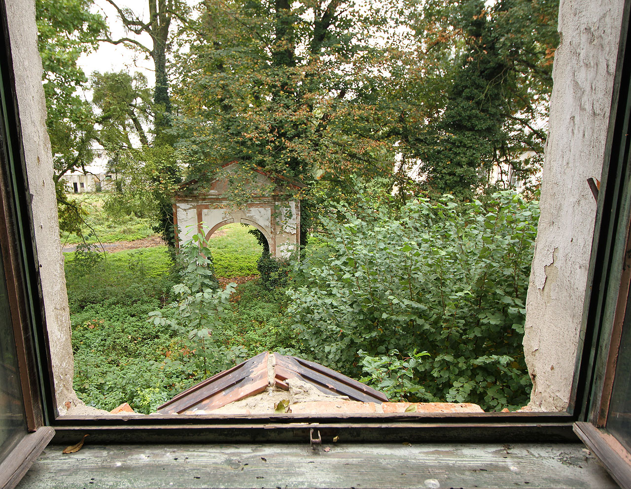 Zpětný pohled na bránu z prvního patra.