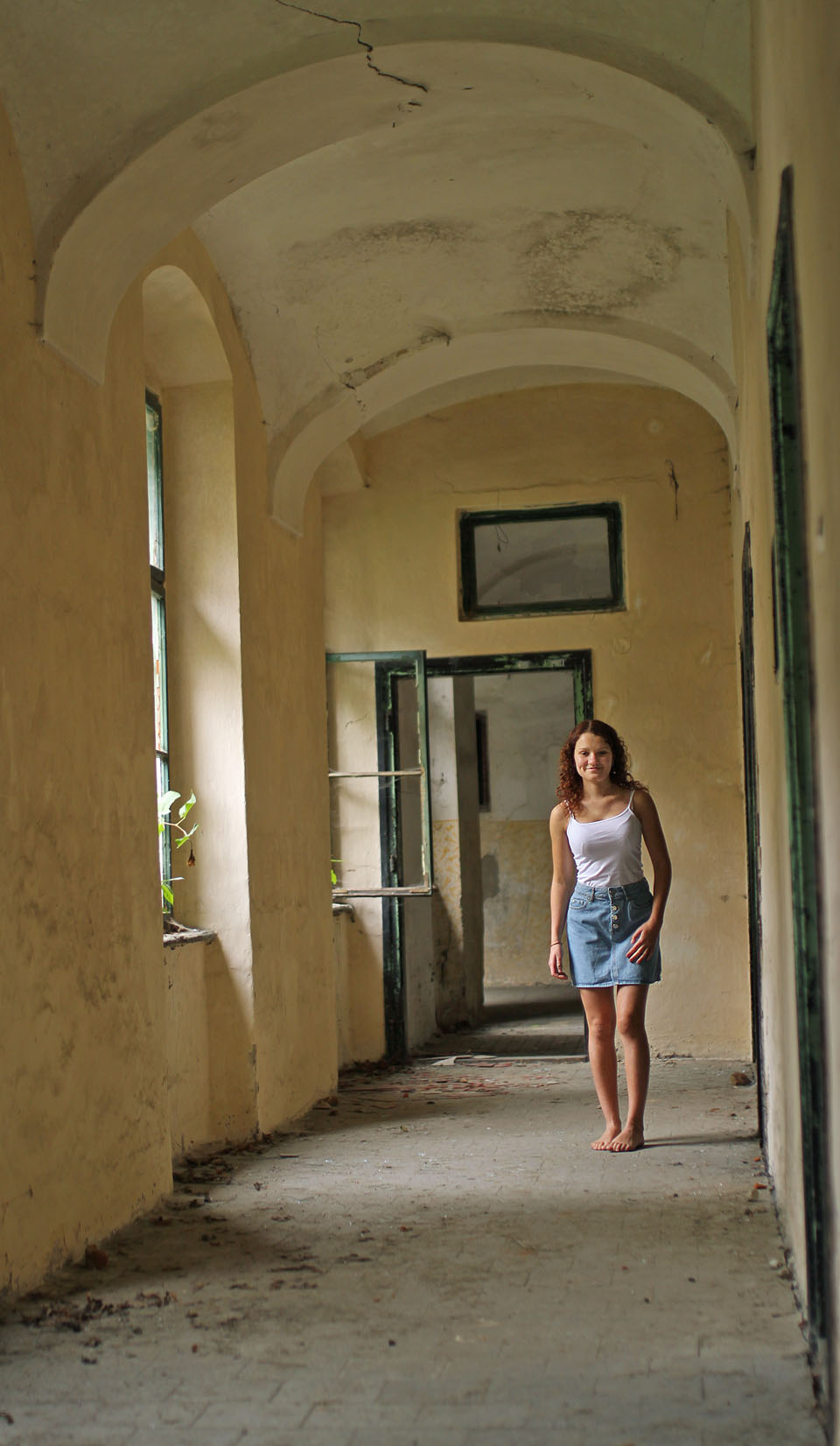 Jako by se chtěla samou radostí rozběhnout a udělat na chodbě salto!