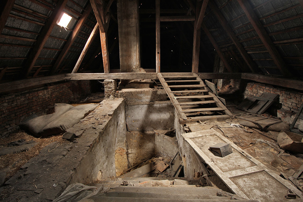 Krásné světelné podmínky skrývala tehdy poněkud zanedbaná půda zámku. Ještě, že to tu tenkrát někdo nezničil nebo nezapálil.