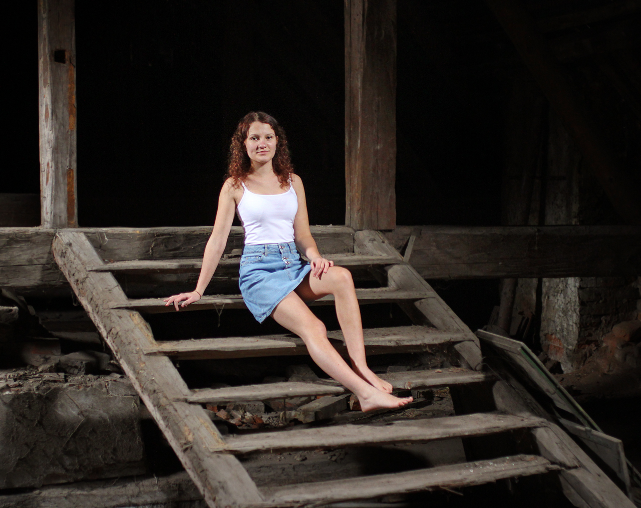 Čtyři křídla zámku byla vystavěna postupně. Růůzné části půdy jsou proto pospojovány roztomilými dřevěnými schody.