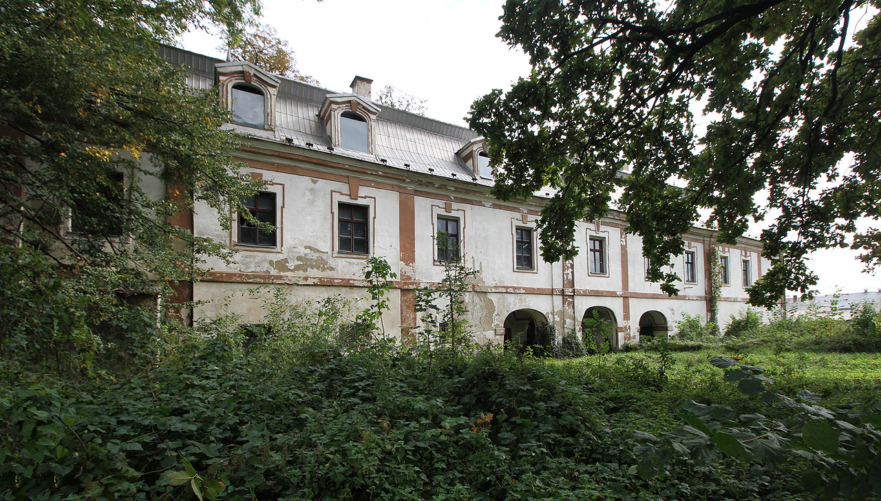 Jde vlastně o jediné křídlo, které snad mělo být postupně rozšiřováno. K tomu ale nedošlo, nejen díky soumraku šlechty, který se v první půli 19. století začal nesměle objevovat na obzoru.