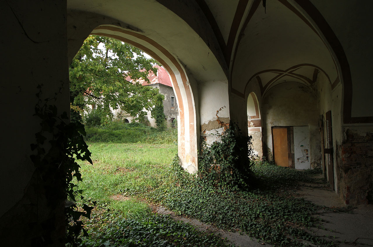 Pohled z Nového zámku na Starý zámek v Bravanticích.