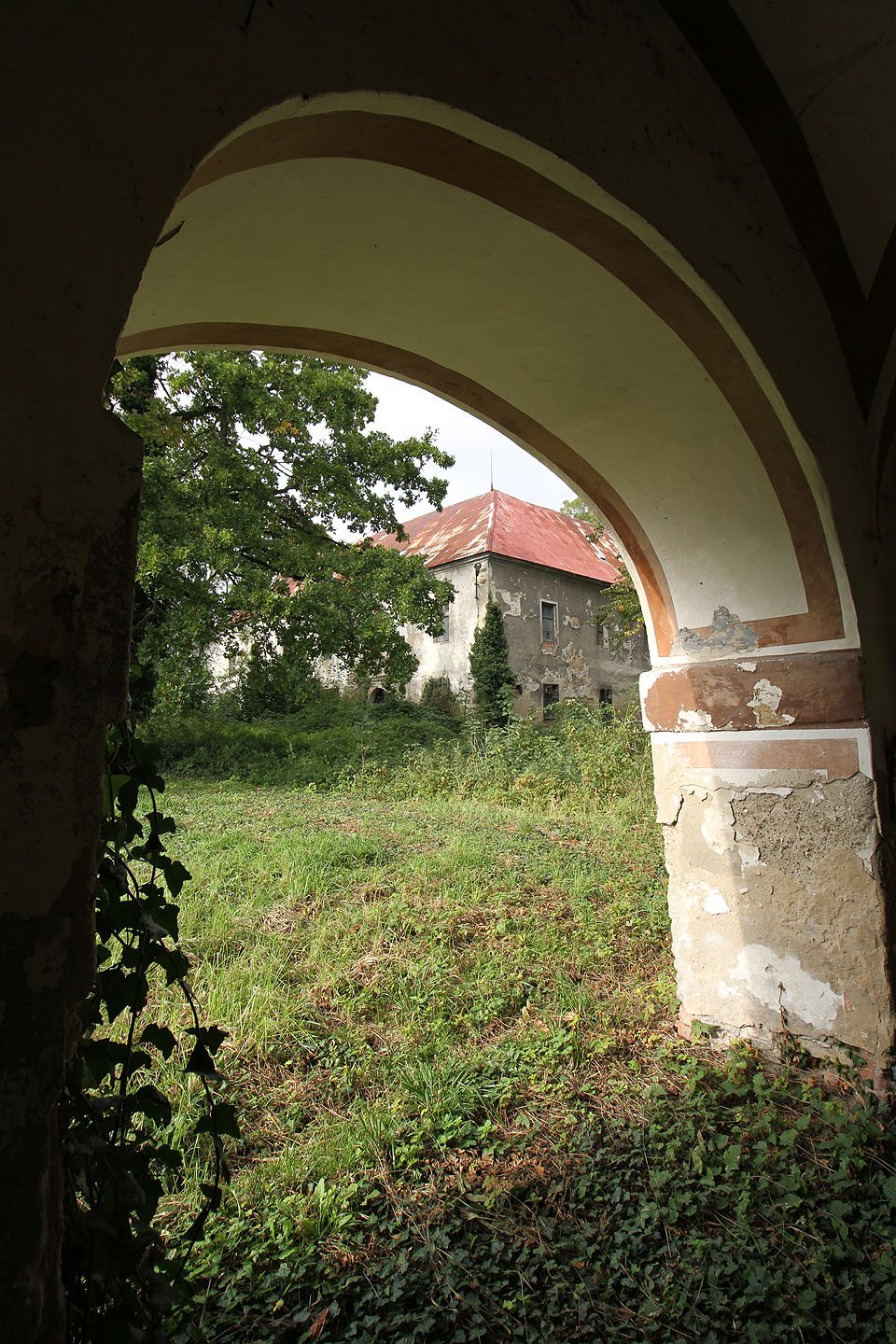 Za rok od pořízení fotky získá oba zámky obec, která se pustí do jejich záchrany a rekonstrukce.