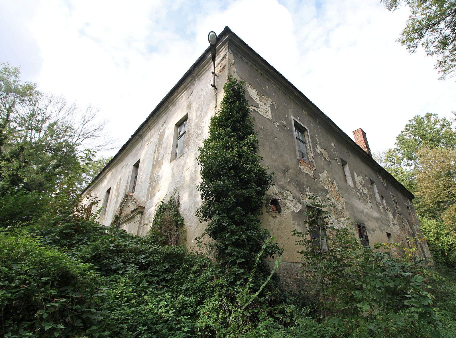 A tohle je pohled z onoho příkopu vzhůru. Zámek byl v roce 2020 opuštěný a chátral, než se o rok později stal majetkem obce <a href="/Tema/Bravantice">Bravantic</a>.